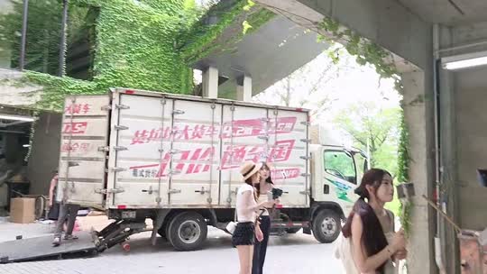 看房中